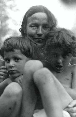 Julca Gramsci con i figli Delio e Giuliano